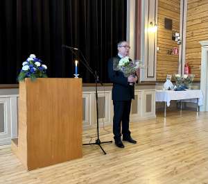 Olli Nurmi pitämässä kiitospuhetta saatuaan Pro Kokemäki -palkinnon.