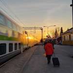 Peipohjan rautatieasemalle on saapunut juna auringonlaskun aikaan
