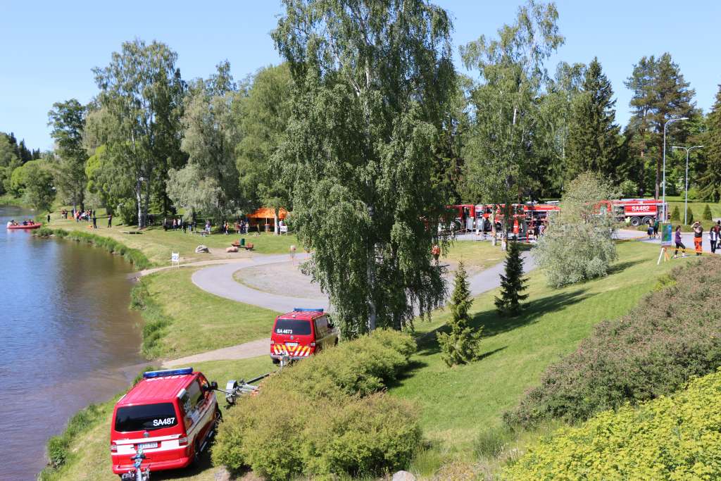 Aurinkoinen kesäkuva Kokemäen Museosillalta kohti tapahtuma-aluetta, jossa etualalla näkyy palokalustoa.