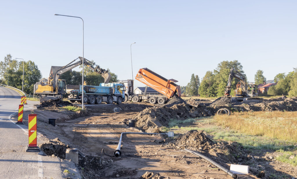 Rakennustyömaa, jossa tie on kaivettu kaivureilla auki.