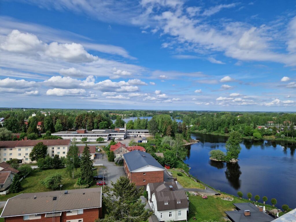 Sininen taivas ja yläilmoista otettu kuva Kokemäen maisemista
