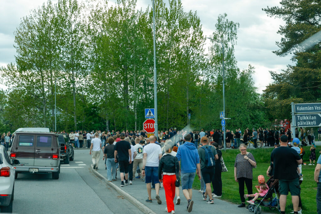 Porukkaa tienposkessa