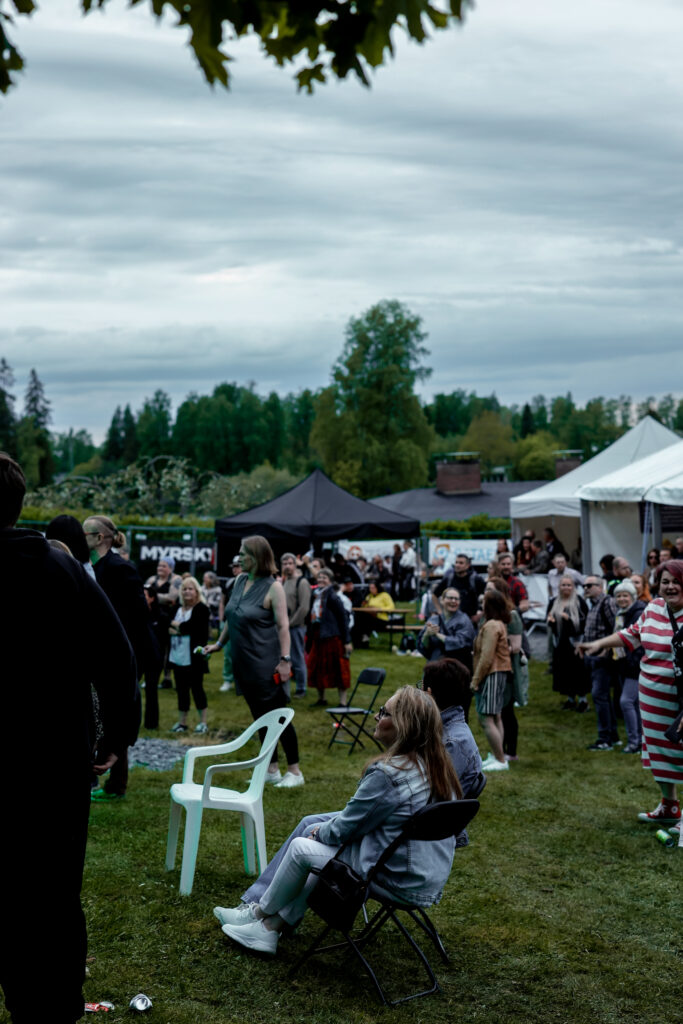 Yleisöä konsertissa ulkona kesällä illalla