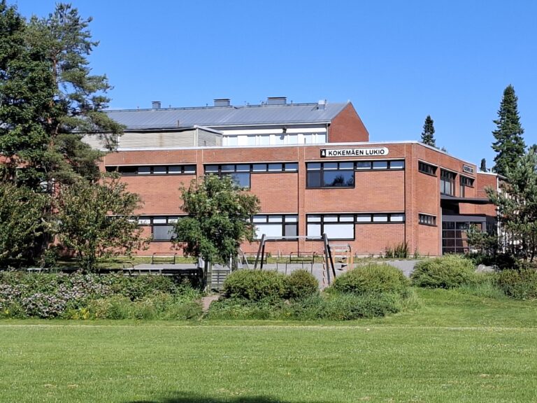 Punatiilinen lukiorakennus