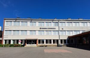 Harmaa koulurakennus.