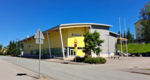 Keltainen liikuntahallirakennus.