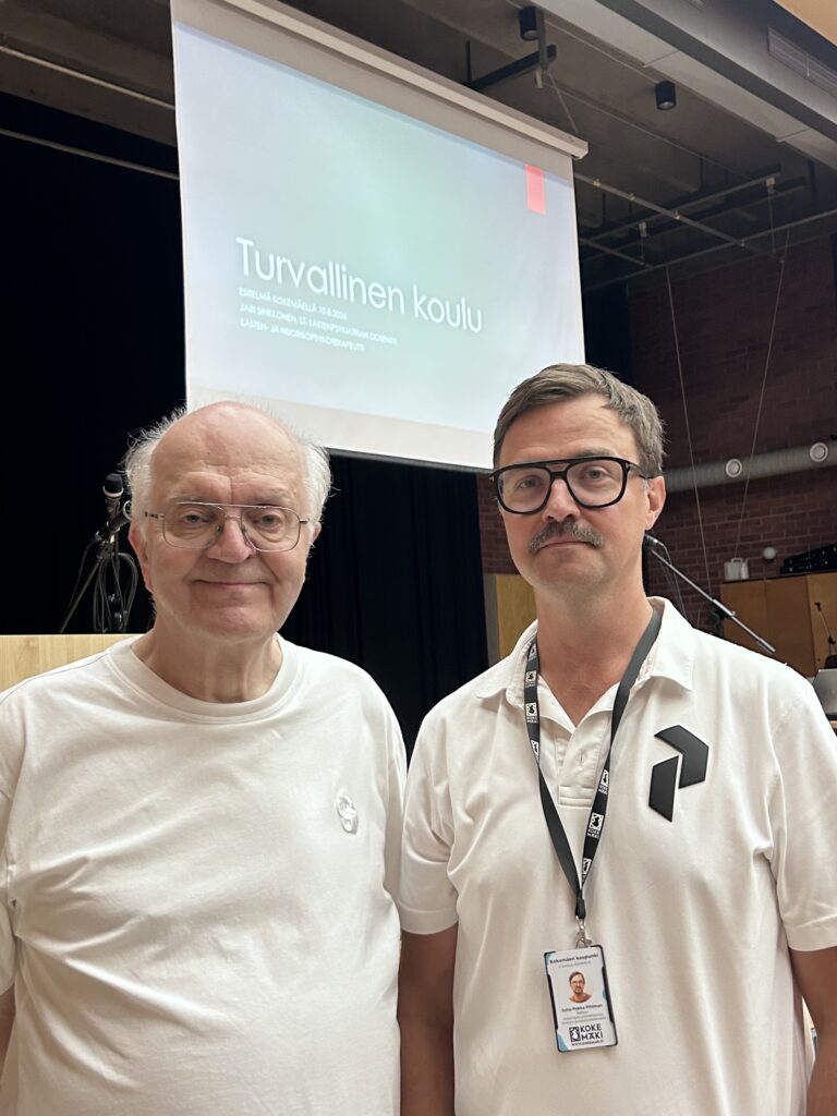 Lastenpsykiatri Jari Sinkkonen ja Kokemäen yhtenäiskoulun rehtori Juha-Pekka Pihlman yhteiskuvassa.