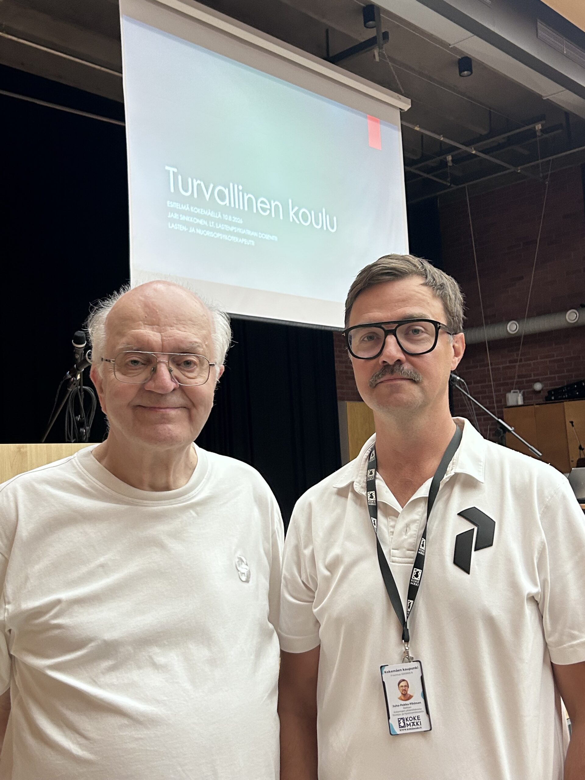 Lastenpsykiatri Jari Sinkkonen ja Kokemäen yhtenäiskoulun rehtori Juha-Pekka Pihlman yhteiskuvassa.