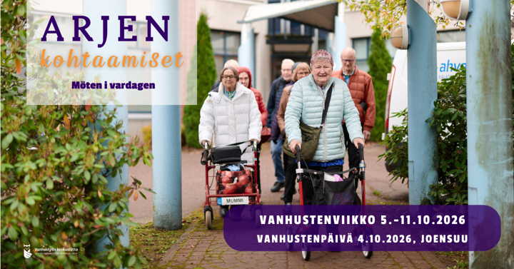 Paljon vanhuksia kävelyllä ulkoilmassa