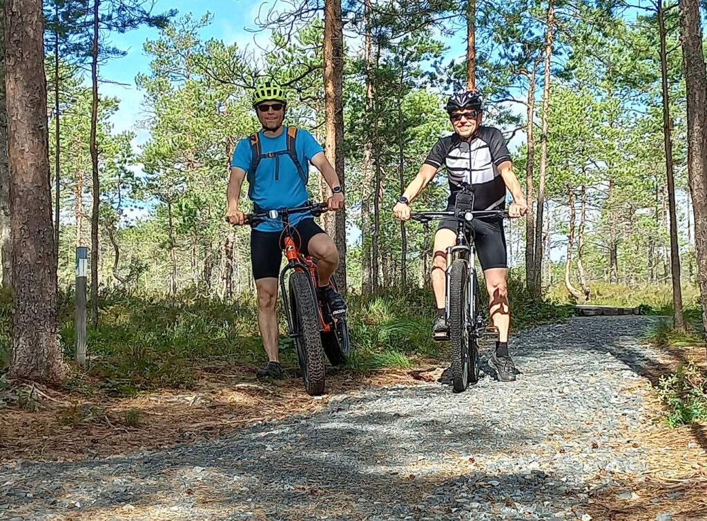 Kaksi maastopyöräilijää metsässä-

